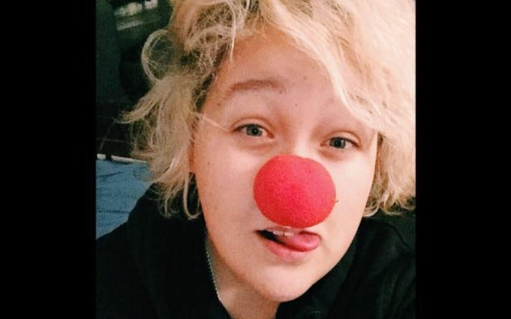 Osoba z czerwonym nosem, zabawny moment.