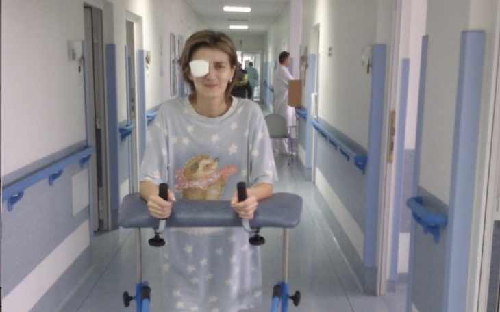 Kobieta w szpitalu z opatrunkiem na oku.