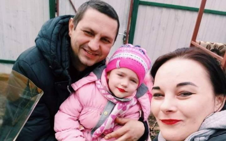 Rodzina pozująca do zdjęcia na świeżym powietrzu.