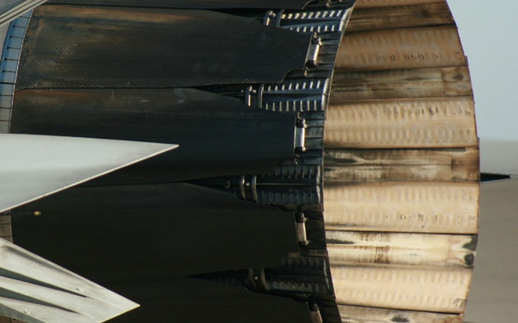 Widok na silnik samolotu z bliska.