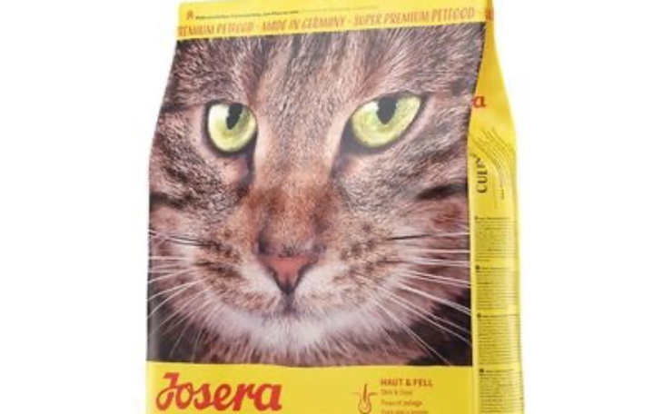 Karma dla kotów Josera z wizerunkiem kota na opakowaniu.