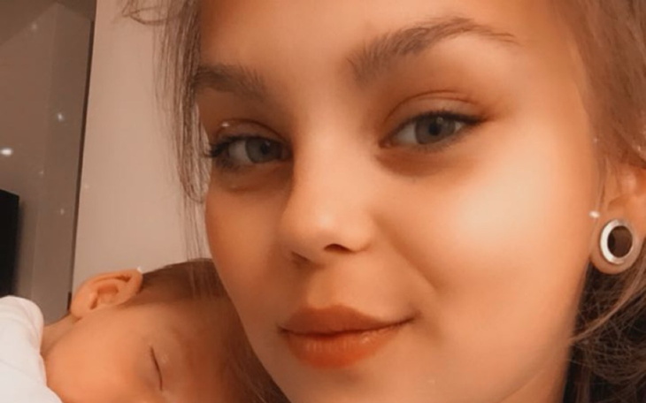 Młoda mama z dzieckiem, chwila bliskości.
