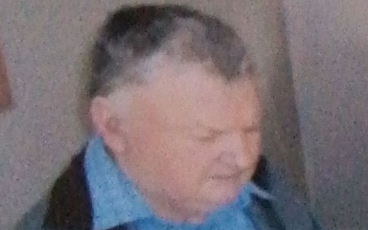 Nieostre zdjęcie mężczyzny w pomieszczeniu.