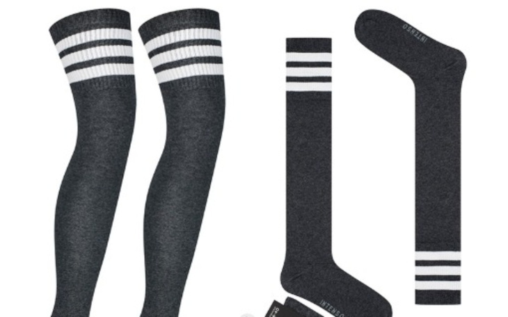 Zestaw skarpet w różnych długościach i kolorach.