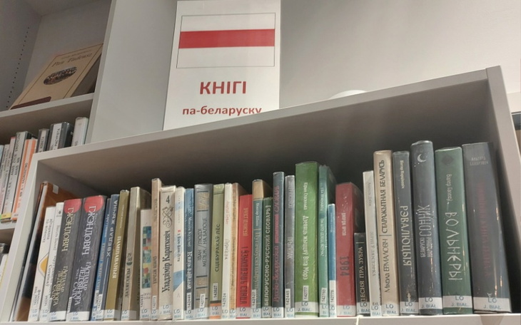 Półka z książkami w bibliotece, z napisem po białorusku.