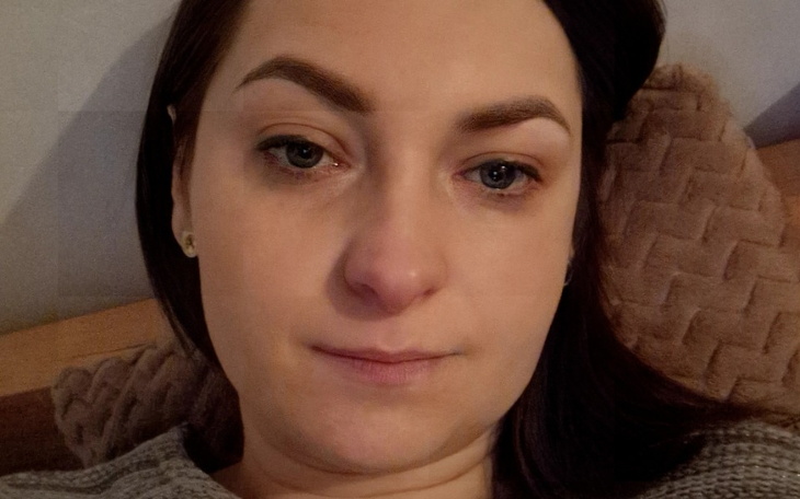 Kobieta z naturalnym makijażem, patrząca w kamerę.