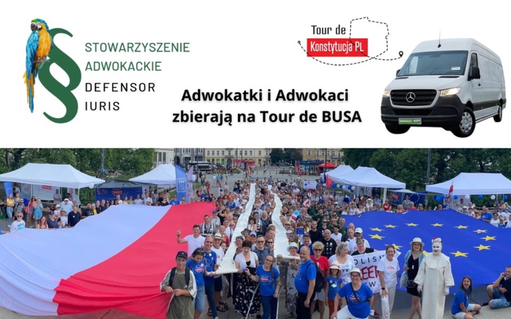 Grupa ludzi z flagami Polski i UE podczas wydarzenia.