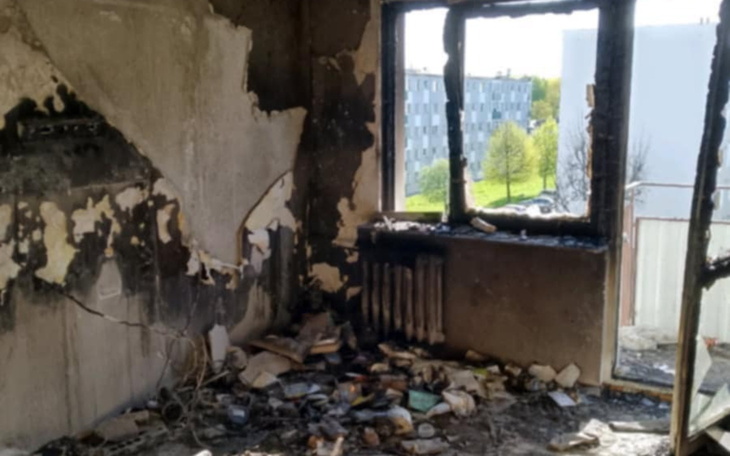 Zniszczone wnętrze budynku po pożarze.