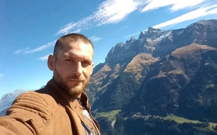 Mężczyzna robiący selfie w górach, z pięknym widokiem.