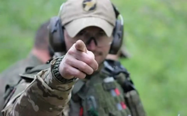 Mężczyzna w mundurze, wskazujący palcem.