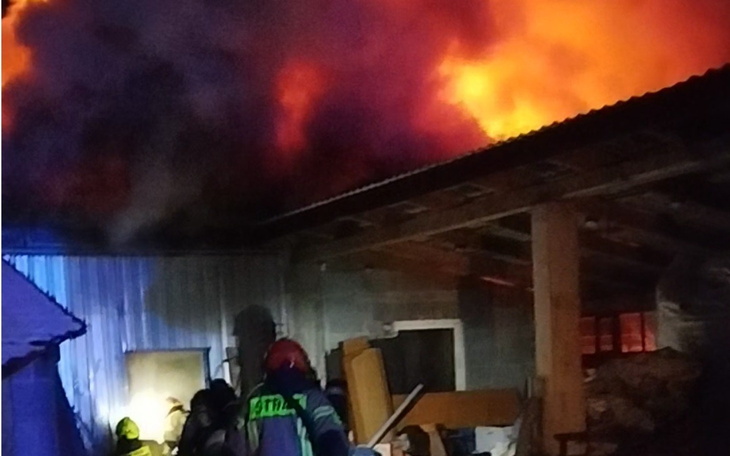 Strażacy walczący z pożarem w budynku.