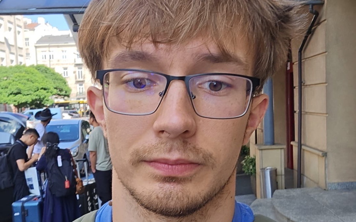 Mężczyzna z okularami na ulicy.