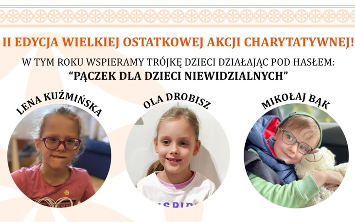 Trójka dzieci z uśmiechami, wspierających akcję charytatywną.