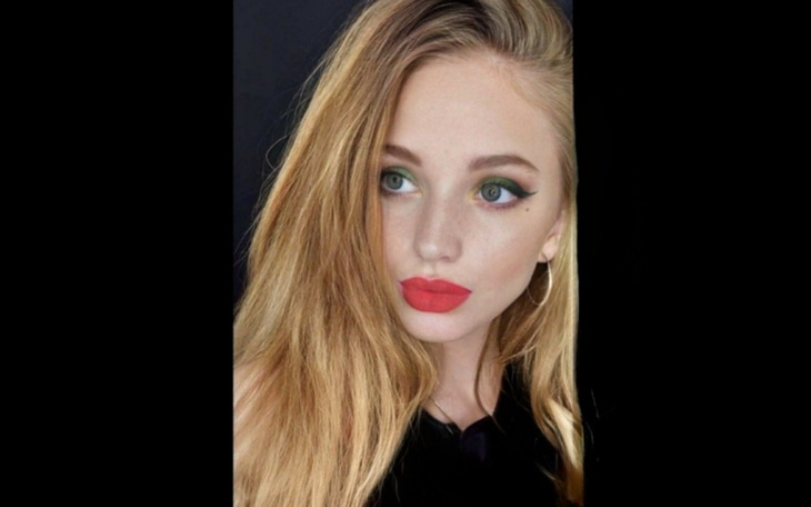 Portret dziewczyny z długimi włosami i wyrazistym makijażem.