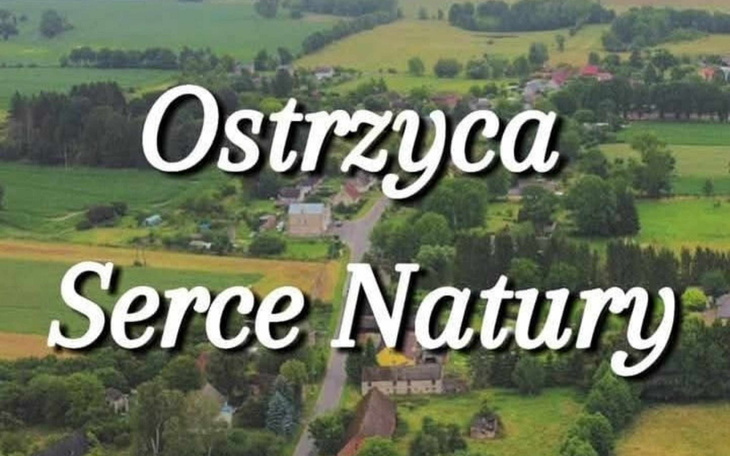 Napis 'Ostrzyca Serce Natury' na tle krajobrazu.