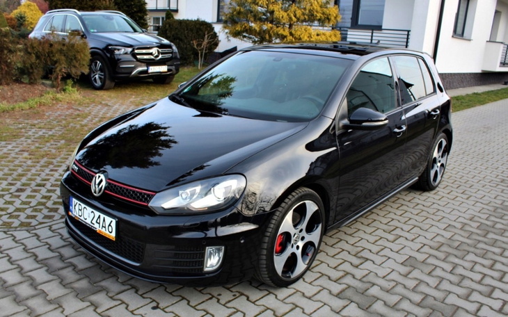 Czarny samochód Volkswagen Golf zaparkowany na podjeździe.