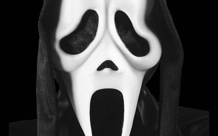 Maska z filmu grozy, biała z czarnym kapturem.