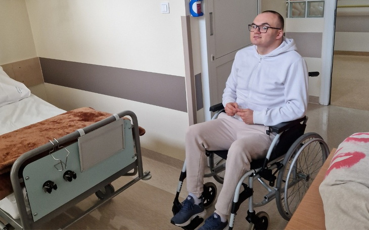 Mężczyzna na wózku inwalidzkim w szpitalu.