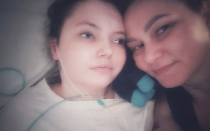 Dwie kobiety pozujące razem w szpitalnym łóżku.