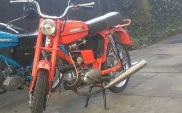 Motocykl Romet z bliska, w pomarańczowym kolorze.