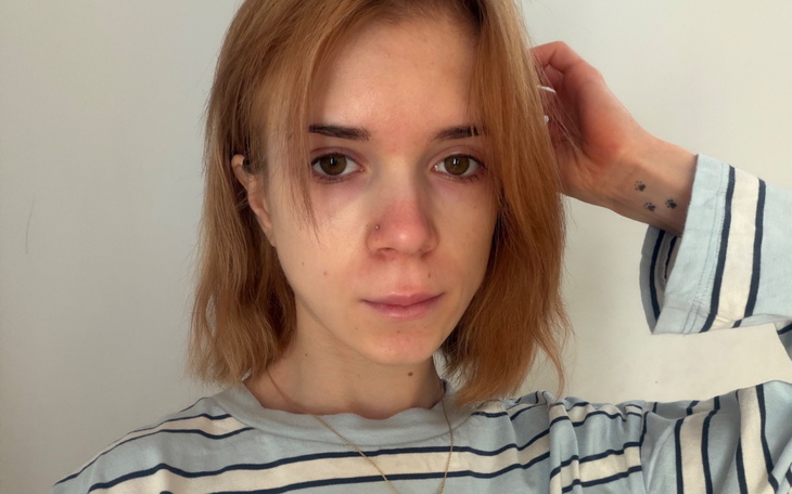 Młoda kobieta z naturalnym makijażem, w casualowym stroju.