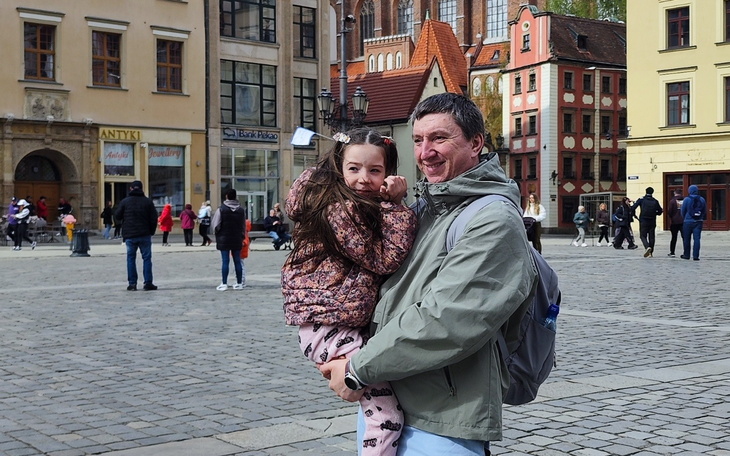 Dzieci bawiące się na placu zabaw w słoneczny dzień.