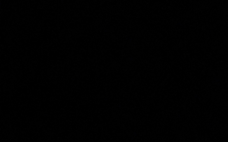 Widok na zniszczony budynek po pożarze.