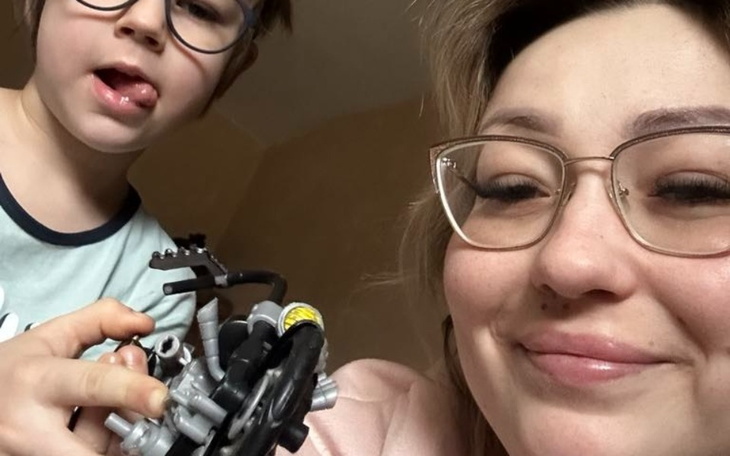 Dziecko i dorosła osoba pozujący do zdjęcia.