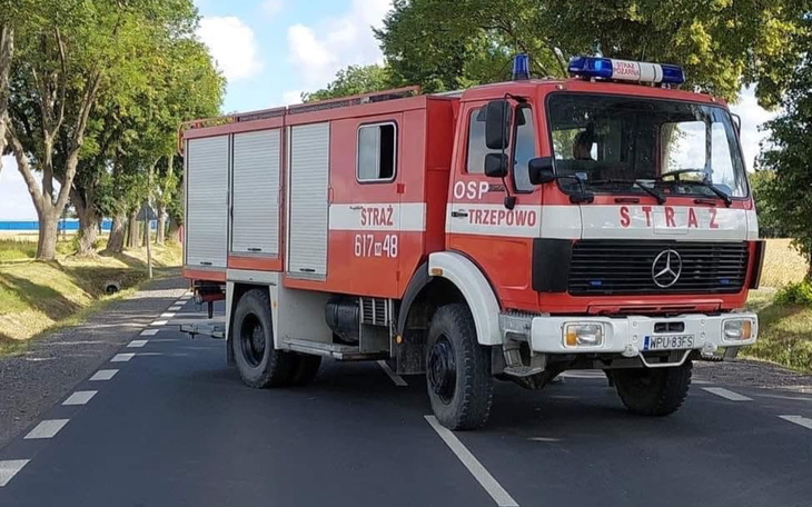 Wóz strażacki na drodze, gotowy do akcji.