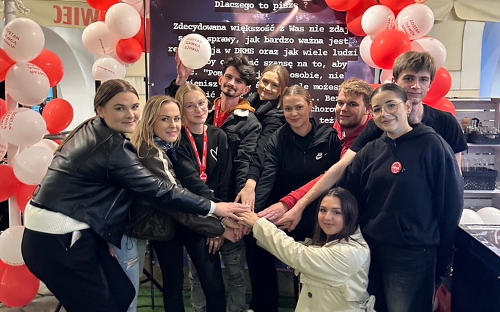 Zespół młodych ludzi zaangażowanych w działania społeczne.