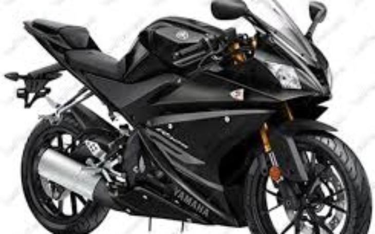 Czarna motocykl Yamaha, sportowy design i nowoczesne detale.