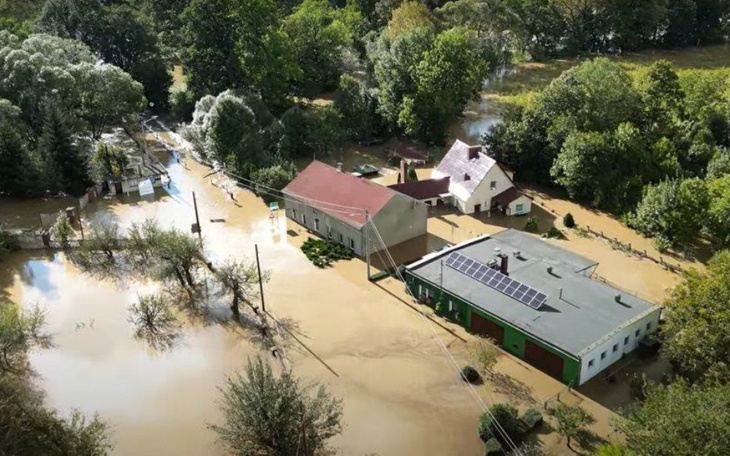 Widok z lotu ptaka na zalane tereny i domy.