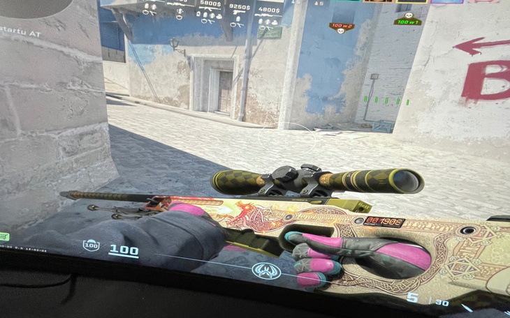 Zrzut ekranu z gry komputerowej, pokazujący broń w akcji.