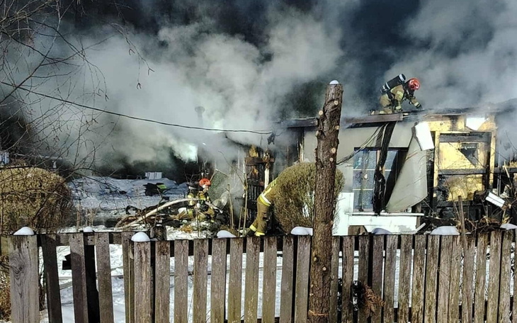 Pożar w domku letniskowym, strażacy w akcji.