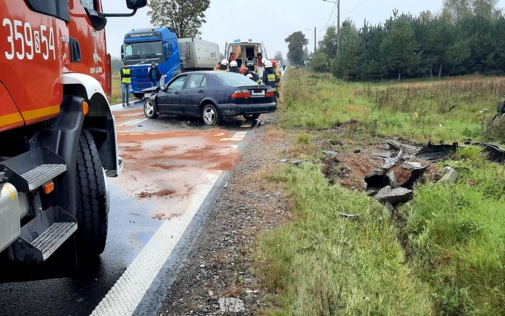 Wypadek drogowy z udziałem samochodu i służb ratunkowych.