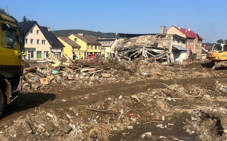 Zniszczony budynek po katastrofie, z gruzem wokół.