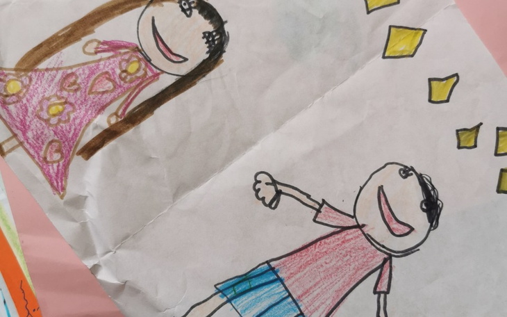 Rysunek dzieci przedstawiający dwie postacie w kolorowych ubraniach.