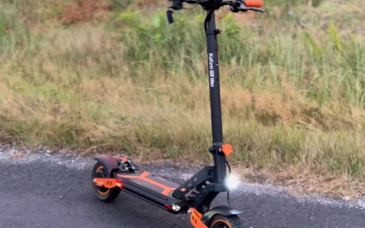 Nowoczesna hulajnoga elektryczna na drodze, gotowa do jazdy.