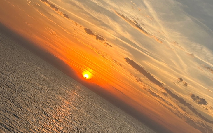 Zachód słońca nad morzem, piękne kolory na niebie.