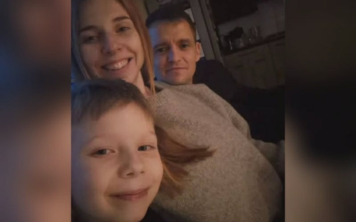 Rodzina na kanapie, uśmiechnięci i zrelaksowani.