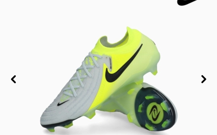 Buty piłkarskie w jasnych kolorach, gotowe do gry.