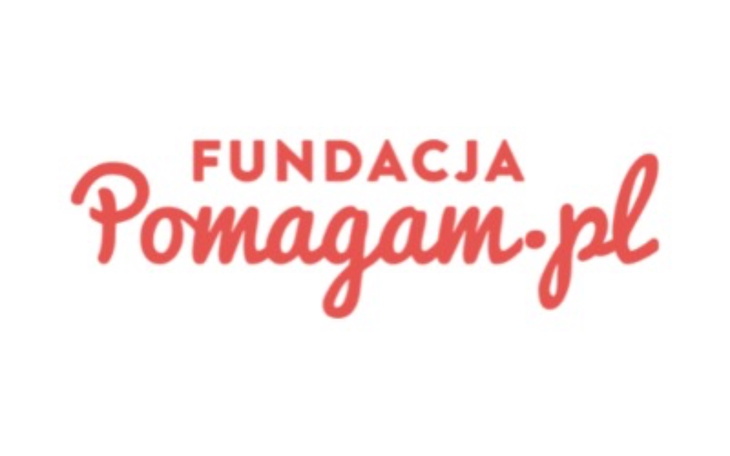 Logo Fundacji Pomagam.pl, napis w kolorze czerwonym.