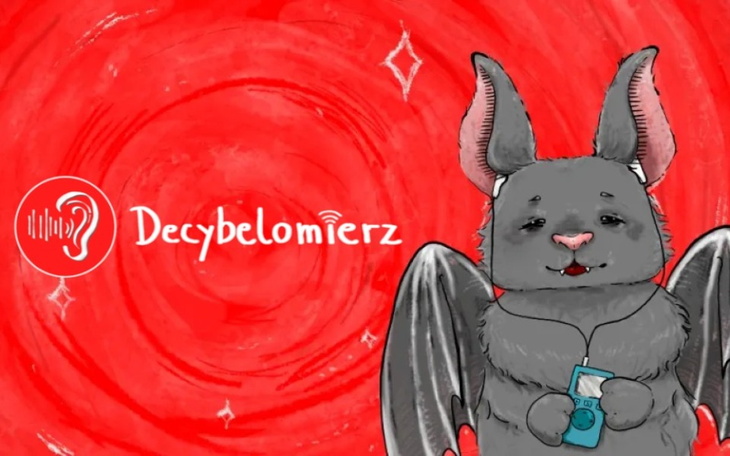 Ilustracja z szarym królikiem słuchającym muzyki, z logo projektu.