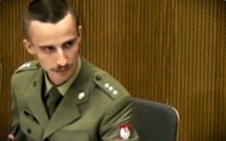 Mężczyzna w mundurze wojskowym podczas przesłuchania.