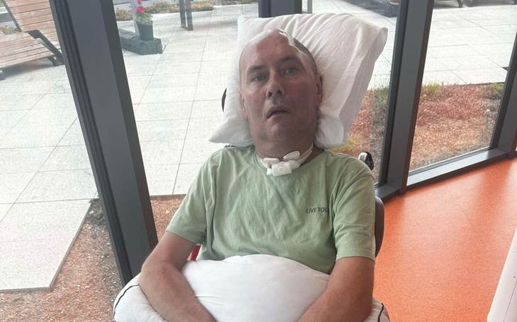 Mężczyzna na wózku, w trudnej sytuacji zdrowotnej.