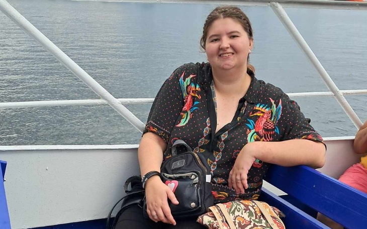 Kobieta na łodzi, uśmiecha się i relaksuje.