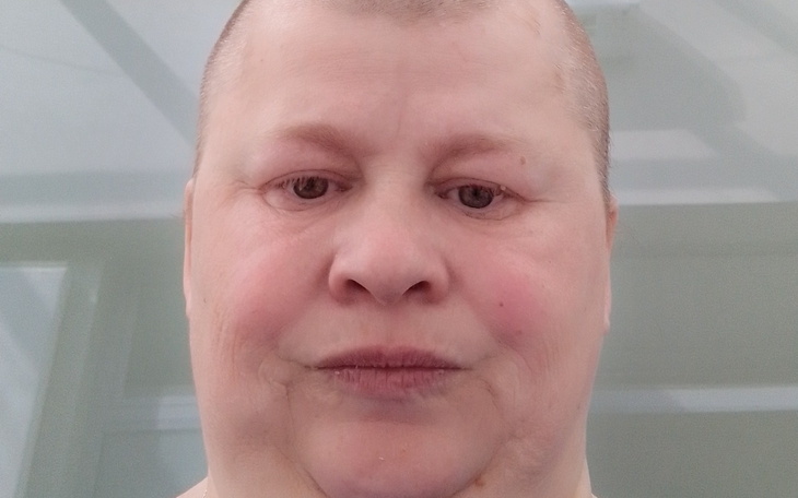 Kobieta z bliskim ujęciem twarzy.