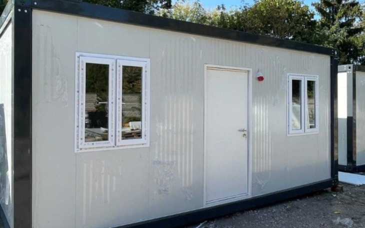 Nowoczesny kontener mieszkalny z oknami i drzwiami.