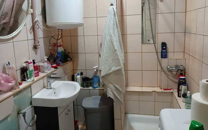 Mała łazienka z różnymi kosmetykami i akcesoriami.