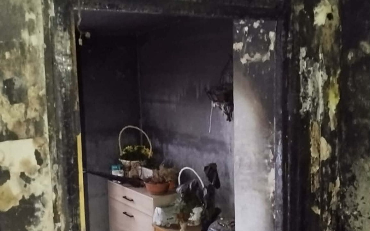 Zniszczone wnętrze po pożarze, z popiołem i zniszczeniami.